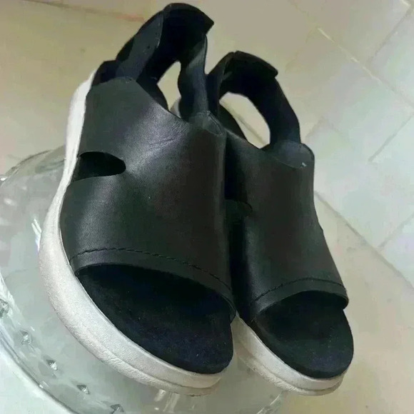 OTBT Forever Whitney black leather slip on cutout sandals size 8 - Picture 2 of 9